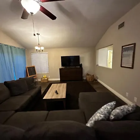Family Haven With Spacious Yard *