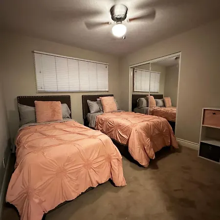Family Haven With Spacious Yard *
