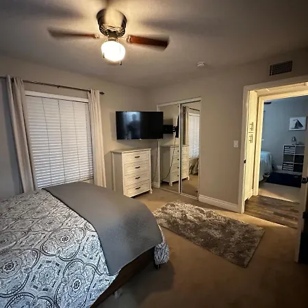 Family Haven With Spacious Yard *