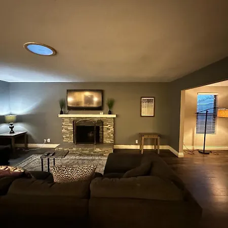 Family Haven With Spacious Yard Garden Grove