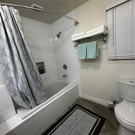 Family Haven With Spacious Yard Garden Grove